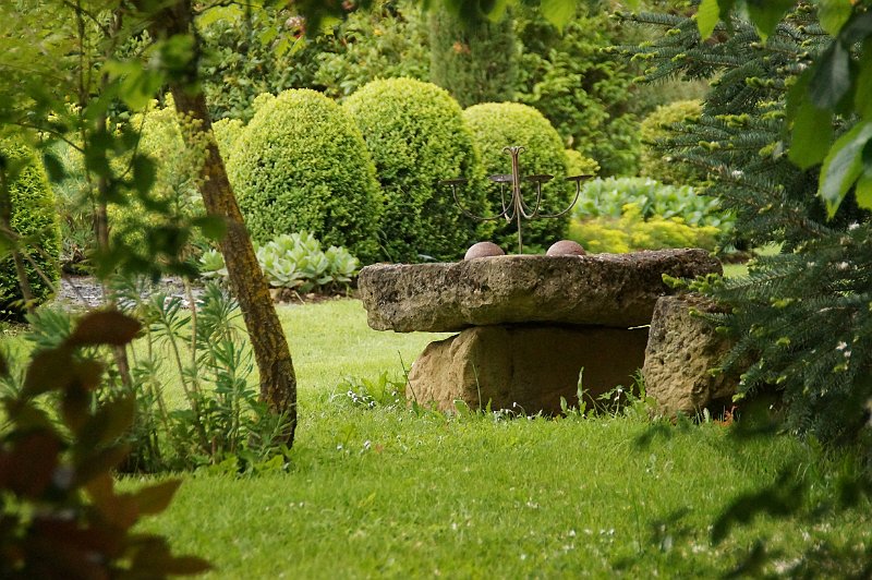 jardin contemporain et table en pierre du sable